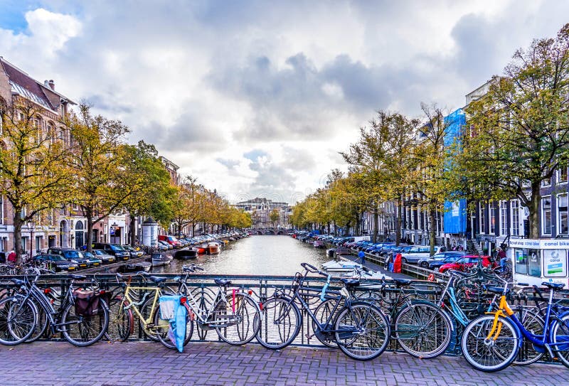 Les vélos ont enchaîné à la balustrade qu'un pont sur le Leidsestraat au-dessus du Keizersgracht est typique pour une ville de vé images libres de droits Les vélos ont enchaîné à la balustrade qu'un pont sur le Leidsestraat au-dessus du Keizersgracht est typique pour une ville de vé images libres de droits
