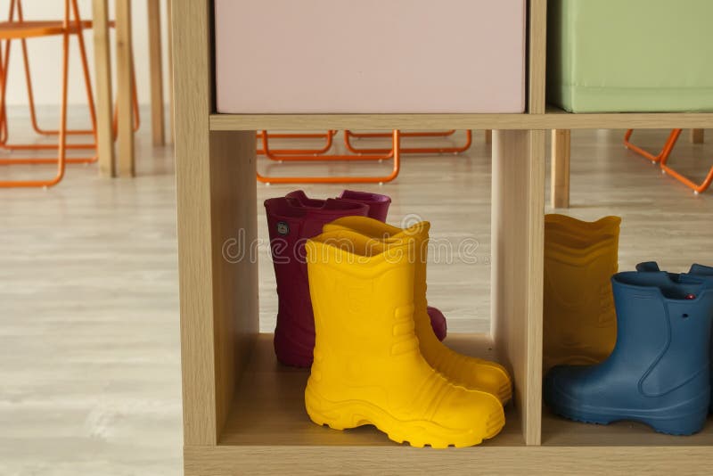 Les wellingtons colorés se tiennent dans l'étagère images libres de droits Les wellingtons colorés se tiennent dans l'étagère images libres de droits