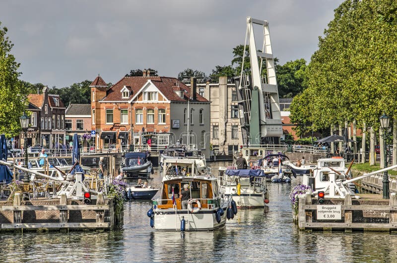 Les yachts attendent le pont photos stock Les yachts attendent le pont photos stock
