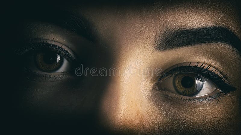 Les yeux de la fille ferment le portrait de l'horreur des ombres image stock Les yeux de la fille ferment le portrait de l'horreur des ombres image stock