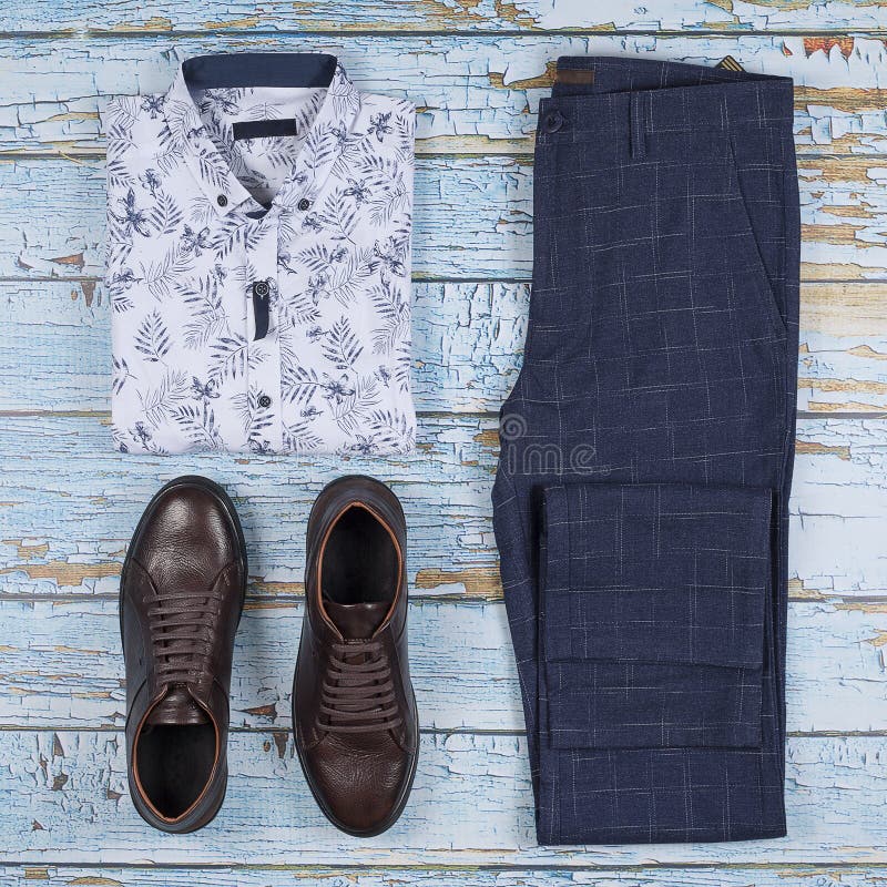 Les équipements occasionnels des hommes pour l'ensemble d'habillement des hommes avec des chaussures, pantalons, chemise sur le f photographie stock Les équipements occasionnels des hommes pour l'ensemble d'habillement des hommes avec des chaussures, pantalons, chemise sur le f photographie stock