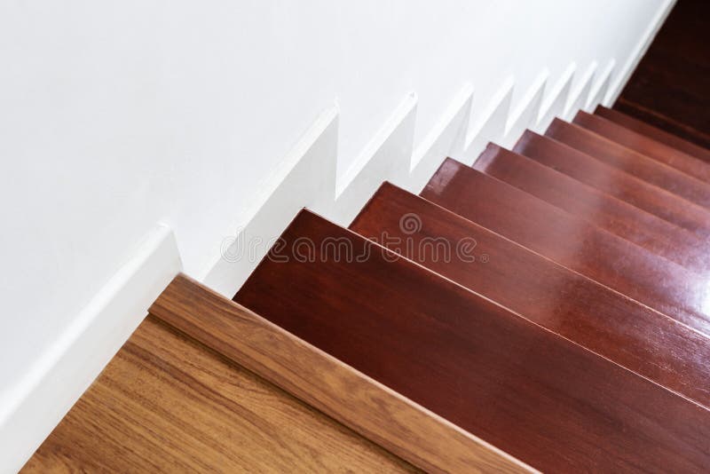 Les étapes d'escalier de bois dur et le mur blanc, le matériel intérieur d'escaliers et la maison conçoivent