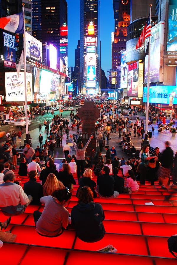 Les étapes de TKTS dans le Times Square photos libres de droits Les étapes de TKTS dans le Times Square photos libres de droits
