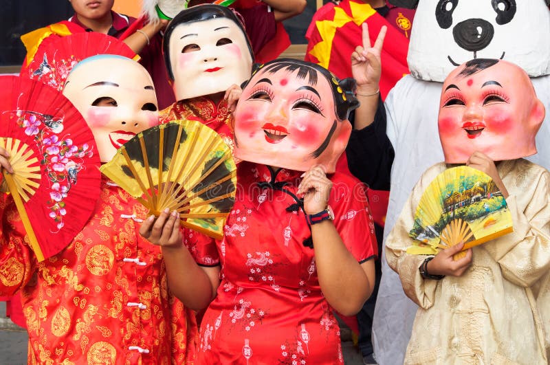Les étudiants chinois de festival de nouvelle année portent le chinois Lucky God Masks au participant au festival photos stock Les étudiants chinois de festival de nouvelle année portent le chinois Lucky God Masks au participant au festival photos stock
