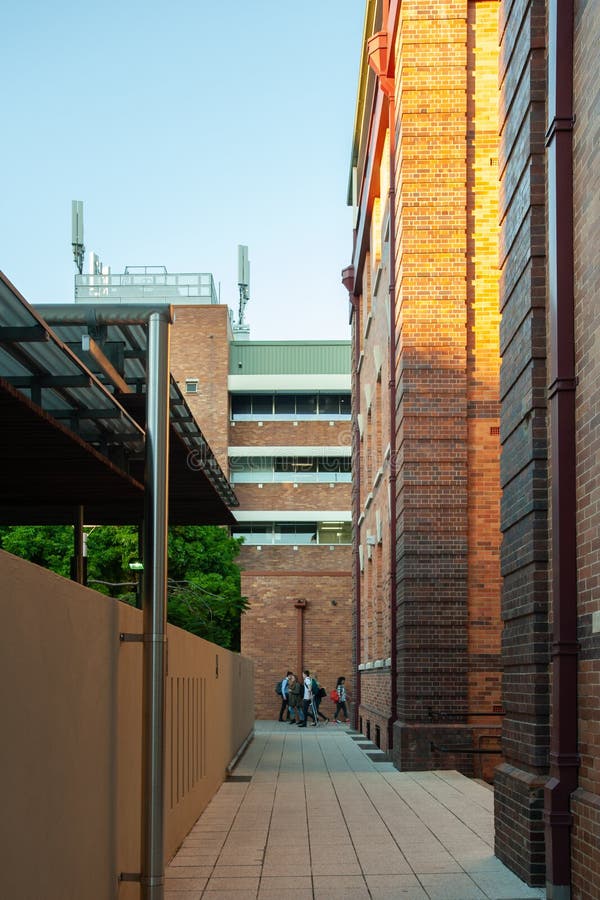 les étudiants sur QUT, jardins dirigent le campus images libres de droits les étudiants sur QUT, jardins dirigent le campus images libres de droits