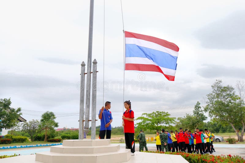 Les étudiants thaïlandais se lèvent le drapeau national thaïlandais jusqu'au dessus du Th photo libre de droits Les étudiants thaïlandais se lèvent le drapeau national thaïlandais jusqu'au dessus du Th photo libre de droits