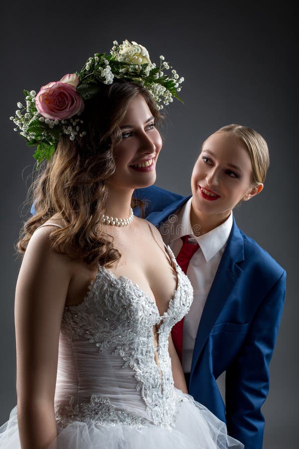 lesbian ślub Szczęśliwy państwa młodzi pozować zdjęcia stock lesbian ślub Szczęśliwy państwa młodzi pozować zdjęcia stock