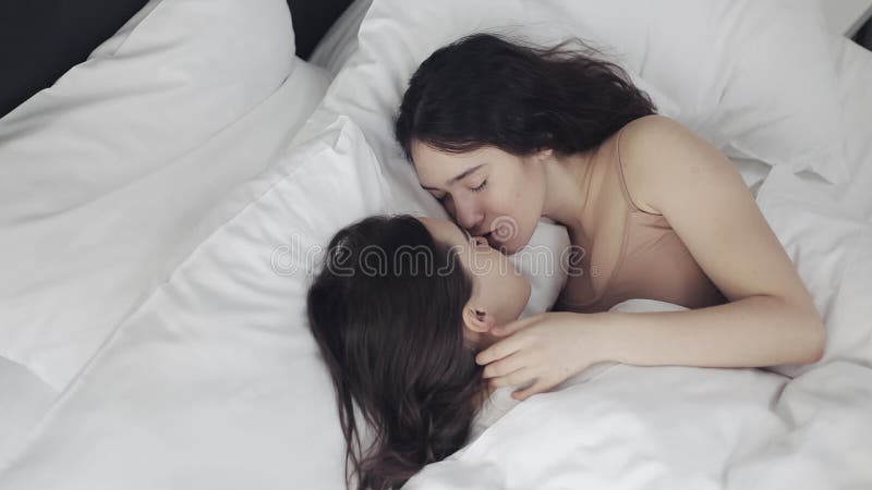 Lesbisch En Paar Die Terwijl Thuis Het Liggen Samen In Bed Koesteren Glimlachen Jonge