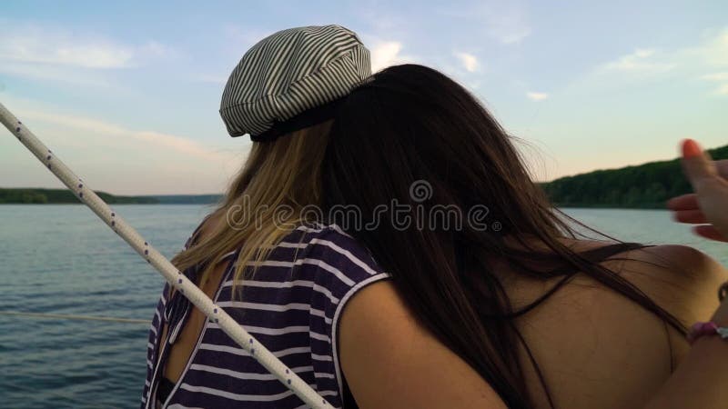 Lesbische Liebhaber genießen schöne Flusslandschaft bei Segelboot-Ausflügen