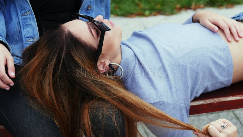 Twee Mooie Lesbische Vrouwen Voelen Schuw Zittend Op Een Bank En Sluiten Zich Aan Bij Handen