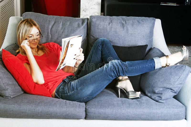 Lesen meiner Zeitschrift stockbilder Lesen meiner Zeitschrift stockbilder