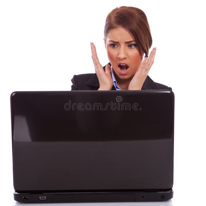 Lesende falsche Nachrichten der Geschäftsfrau am Laptop stockbild Lesende falsche Nachrichten der Geschäftsfrau am Laptop stockbild