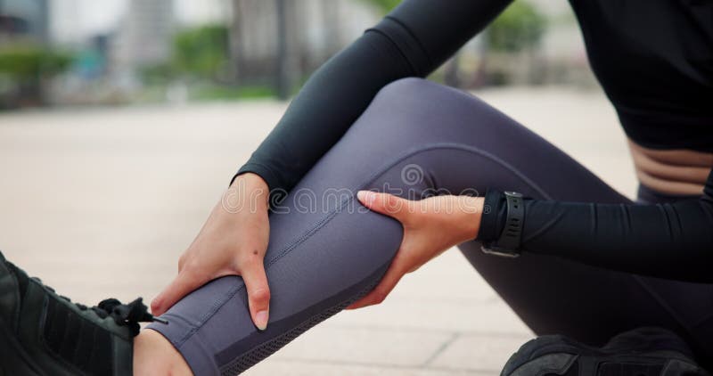 Lesión deportiva y persona con dolor en las piernas al aire libre para ejercicio y manos en espasmo en músculo. emergencia sanitar