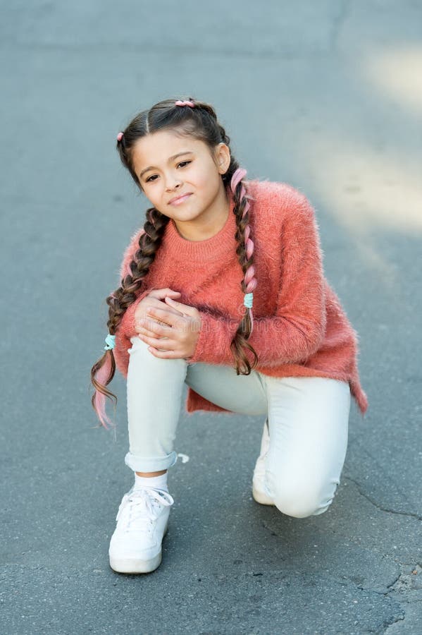 lesión en la pierna de la niña El pequeño niño tiene dolor en rodilla niña de grito en suéter del otoño El otoño se acurruca Otoñ fotografía de archivo lesión en la pierna de la niña El pequeño niño tiene dolor en rodilla niña de grito en suéter del otoño El otoño se acurruca Otoñ fotografía de archivo
