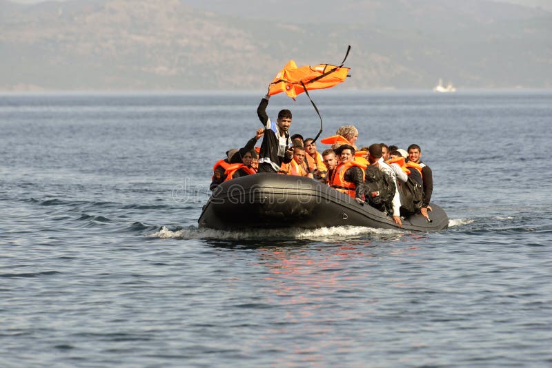 LESVOS, GRECIA 12 de octubre de 2015: Refugiados que llegan en Grecia en barco sórdido de Turquía imagenes de archivo