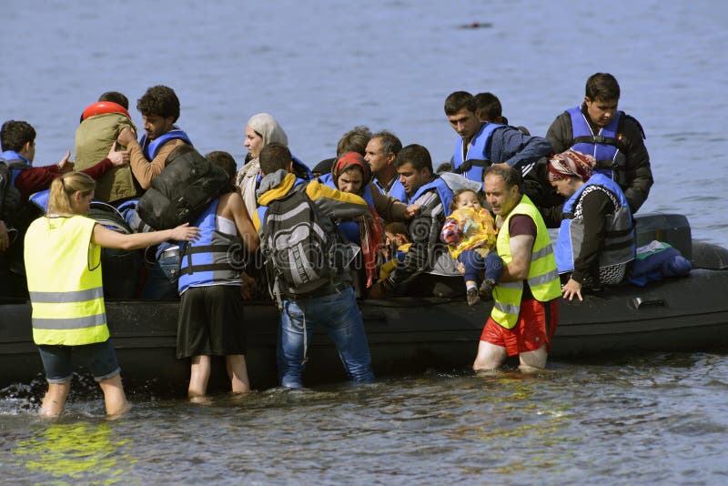 LESVOS, GRECIA 12 de octubre de 2015: Refugiados que llegan en Grecia en barco sórdido de Turquía foto de archivo LESVOS, GRECIA 12 de octubre de 2015: Refugiados que llegan en Grecia en barco sórdido de Turquía foto de archivo