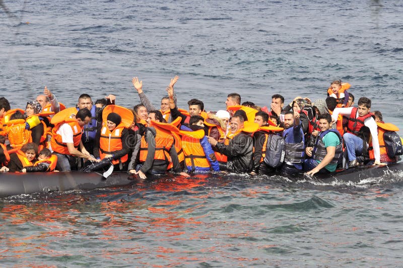 LESVOS, GRIECHENLAND am 20. Oktober 2015: Flüchtlinge, die in Griechenland im schmuddeligen Boot von der Türkei ankommen