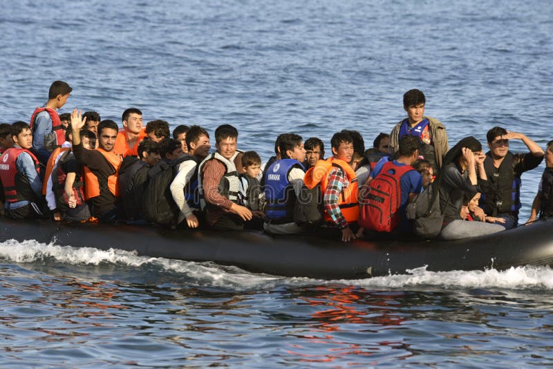 LESVOS, GRIECHENLAND am 12. Oktober 2015: Flüchtlinge, die in Griechenland im schmuddeligen Boot von der Türkei ankommen