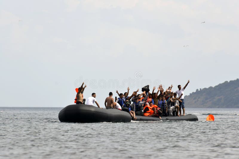 LESVOS, GRIECHENLAND am 12. Oktober 2015: Flüchtlinge, die in Griechenland im schmuddeligen Boot von der Türkei ankommen