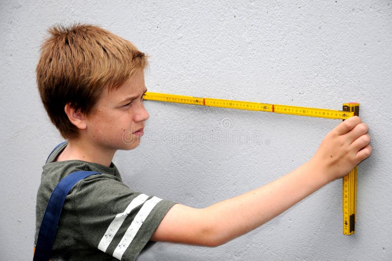 Adolescente ragazzo inizia a ridipingere il muro.