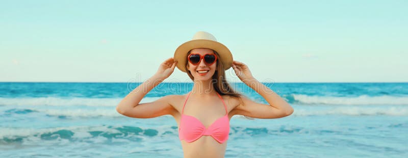 Letnie wakacje piękna młoda szczęśliwa kobieta w bikini strój turystyczny kapelusz na plaży na morzu fotografia royalty free