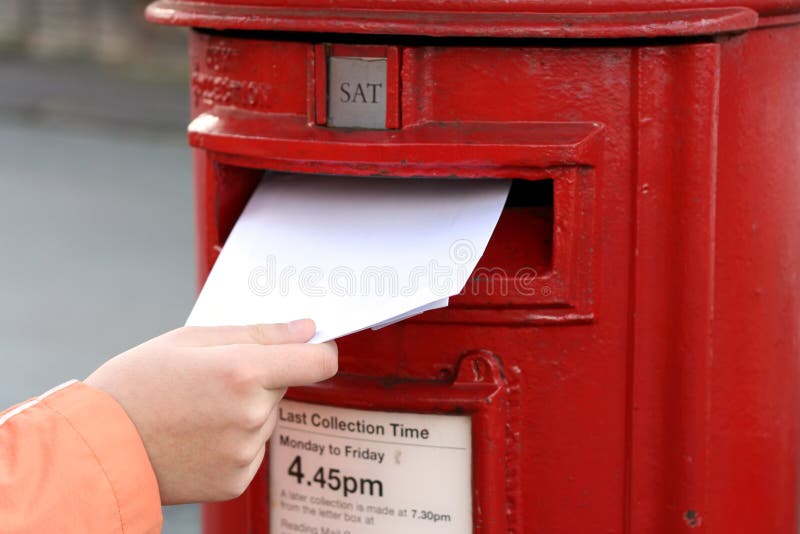 Letra da afixação ao postbox britânico vermelho imagens de stock royalty free Letra da afixação ao postbox britânico vermelho imagens de stock royalty free
