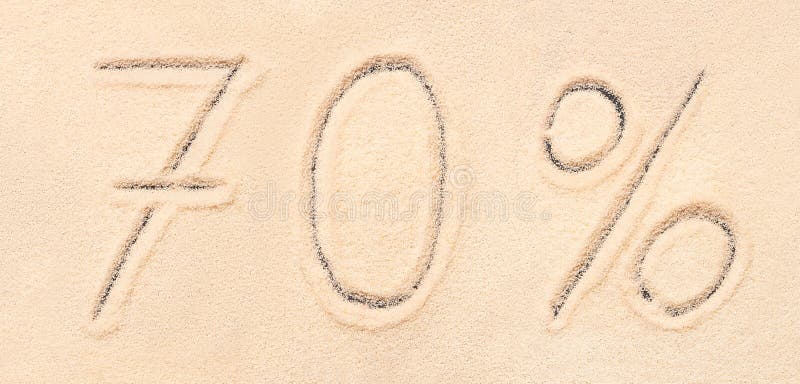 letra del 70% escrita en la arena de la playa imagen de archivo letra del 70% escrita en la arena de la playa imagen de archivo