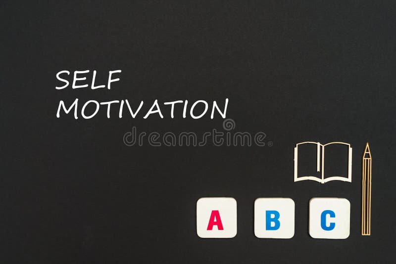 Letras del ABC y miniatura del conglomerado en la pizarra con la motivación del uno mismo del texto fotografía de archivo Letras del ABC y miniatura del conglomerado en la pizarra con la motivación del uno mismo del texto fotografía de archivo