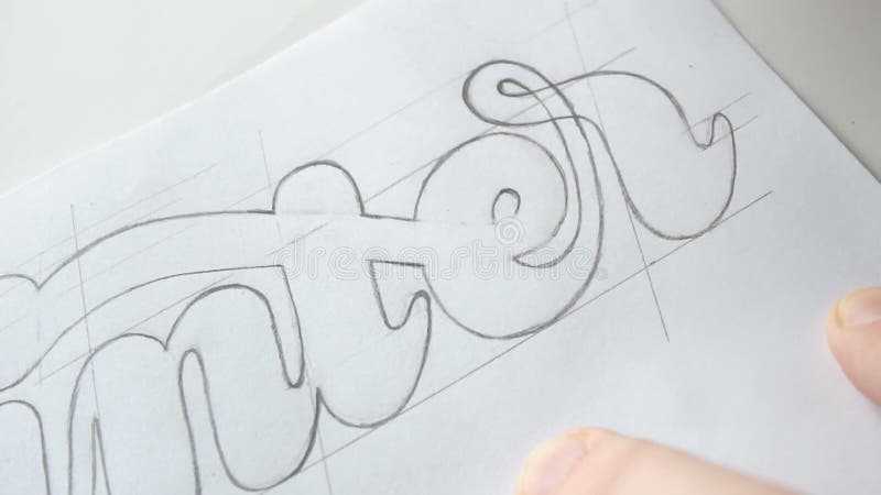 Letras del dibujo del diseñador con el lápiz