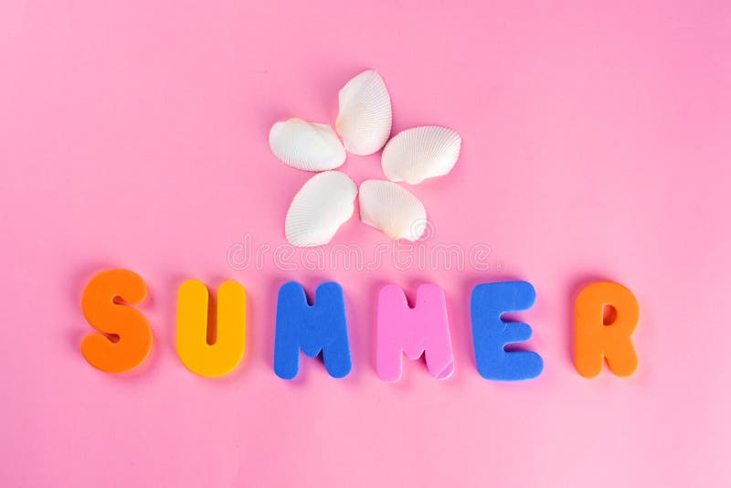 Letras del VERANO de la palabra y cáscara de la concha marina o del mar en fondo rosado Idea original para el diseño del verano E foto de archivo libre de regalías Letras del VERANO de la palabra y cáscara de la concha marina o del mar en fondo rosado Idea original para el diseño del verano E foto de archivo libre de regalías
