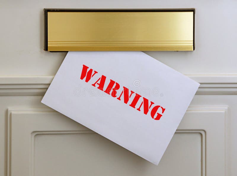 Letras rojas de la carta de advertencia en el sobre blanco