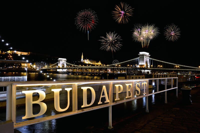 Letrero con la palabra Budapest con el puente de cadena y los fuegos artificiales fotos de archivo Letrero con la palabra Budapest con el puente de cadena y los fuegos artificiales fotos de archivo