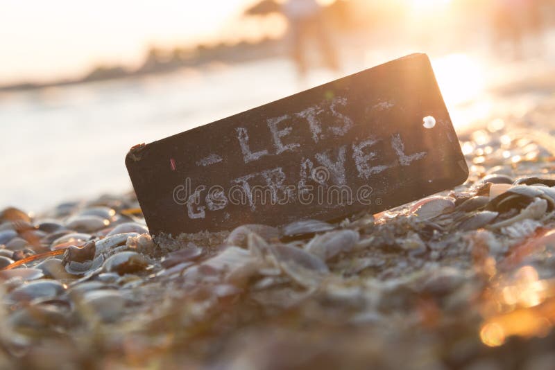 Lets vont texte de voyage, concept de motivation d'aventure, images libres de droits Lets vont texte de voyage, concept de motivation d'aventure, images libres de droits