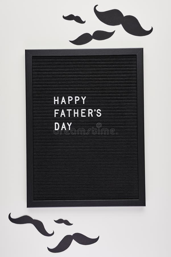 Letterboard nero con le lettere di plastica bianche con la citazione: F felice immagini stock Letterboard nero con le lettere di plastica bianche con la citazione: F felice immagini stock