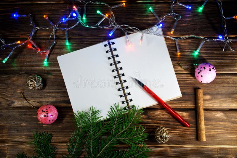 Lettere del modello con i saluti di Natale e del nuovo anno o una lista dei regali Il taccuino aperto è individuato ad angolo Nuo immagine stock libera da diritti