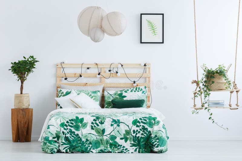 Letto con la sovrapposizione floreale fotografie stock libere da diritti Letto con la sovrapposizione floreale fotografie stock libere da diritti