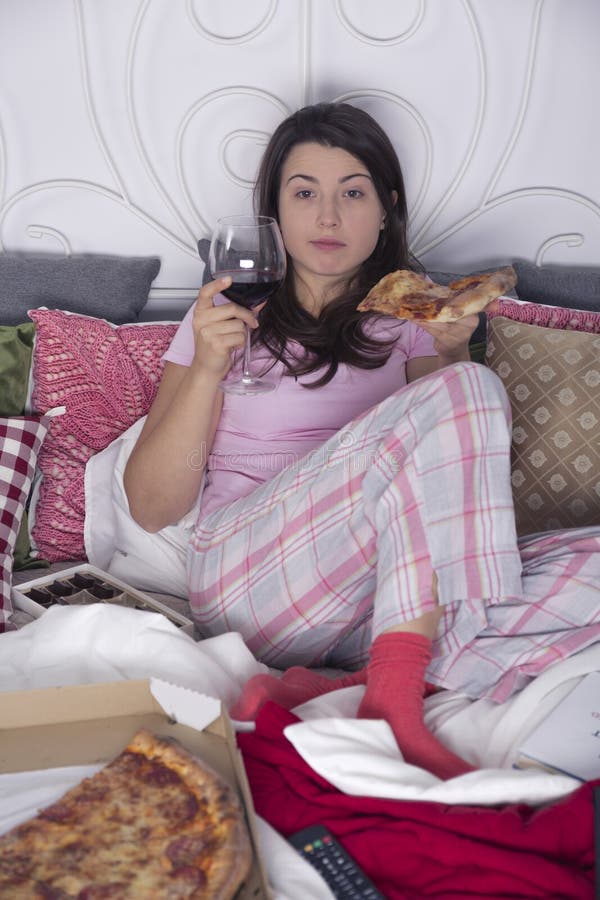 A letto con pizza e vino fotografia stock libera da diritti A letto con pizza e vino fotografia stock libera da diritti
