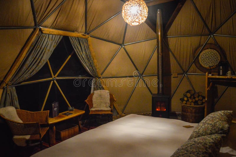 Letto e interno della cupola in un hotel di lusso smorzato vicino al parco nazionale Torres del Paine, Cile