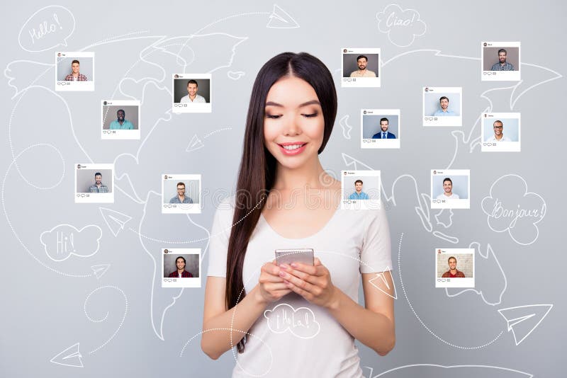 Lettore alto vicino della foto la sua signora cliccare il repost della parte del app del telefono del email dell'utente di commen royalty illustrazione gratis Lettore alto vicino della foto la sua signora cliccare il repost della parte del app del telefono del email dell'utente di commen royalty illustrazione gratis
