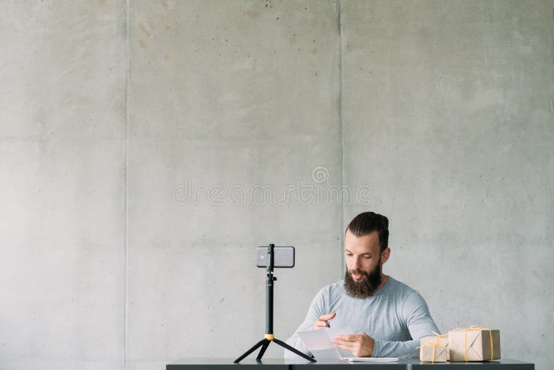 Lettres de lecture de smartphone de type de vlog d'affaires photographie stock libre de droits Lettres de lecture de smartphone de type de vlog d'affaires photographie stock libre de droits