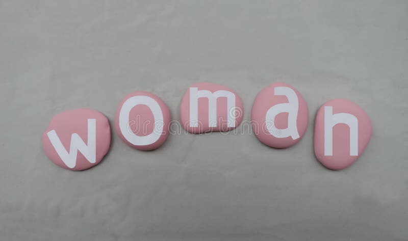 Lettres en pierre rose à la main sur sable blanc pour femme créative pour logo unique bannière ou design de t-shirt illustration libre de droits