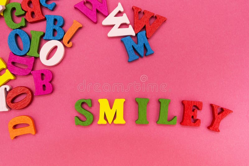 Lettres multicolores dispersées sur un fond rose, le mot photos libres de droits Lettres multicolores dispersées sur un fond rose, le mot photos libres de droits