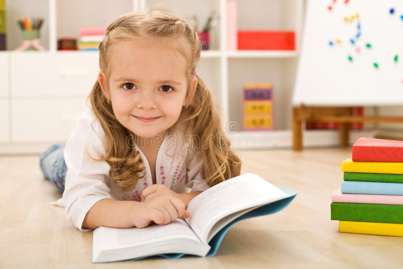 Lettura di pratica della bambina felice immagine stock libera da diritti