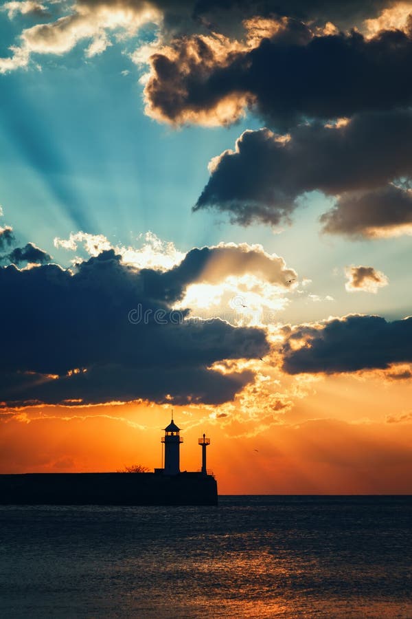 Leuchtfeuer in Jalta bei Sonnenaufgang stockfotografie Leuchtfeuer in Jalta bei Sonnenaufgang stockfotografie