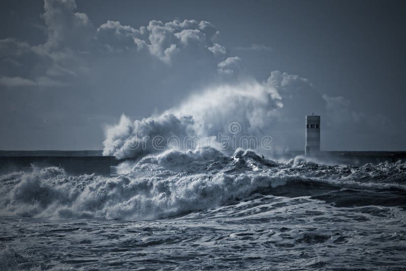 Sturm auf See stockbild. Bild von duero, leuchtturm - 172265021