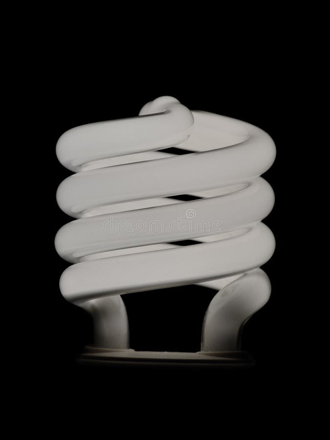 Leuchtstoffenergieeinsparungsspiralenlampe lokalisiert auf einem schwarzen Hintergrund lizenzfreies stockfoto Leuchtstoffenergieeinsparungsspiralenlampe lokalisiert auf einem schwarzen Hintergrund lizenzfreies stockfoto