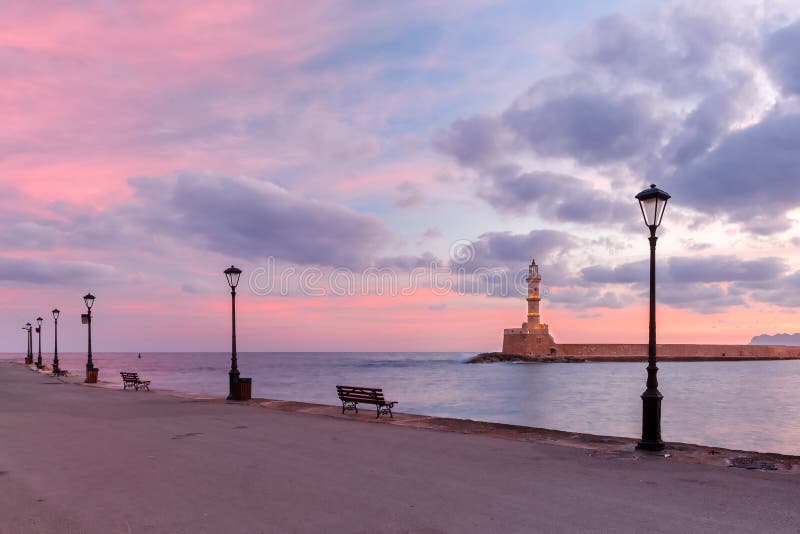 Leuchtturm bei Sonnenaufgang, Chania, Kreta, Griechenland lizenzfreies stockbild Leuchtturm bei Sonnenaufgang, Chania, Kreta, Griechenland lizenzfreies stockbild