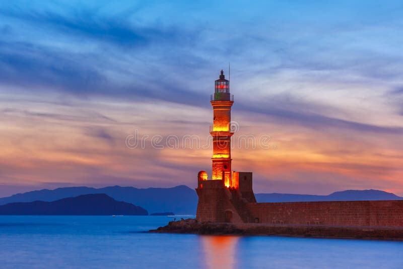 Leuchtturm bei Sonnenuntergang, Chania, Kreta, Griechenland lizenzfreie stockfotos Leuchtturm bei Sonnenuntergang, Chania, Kreta, Griechenland lizenzfreie stockfotos