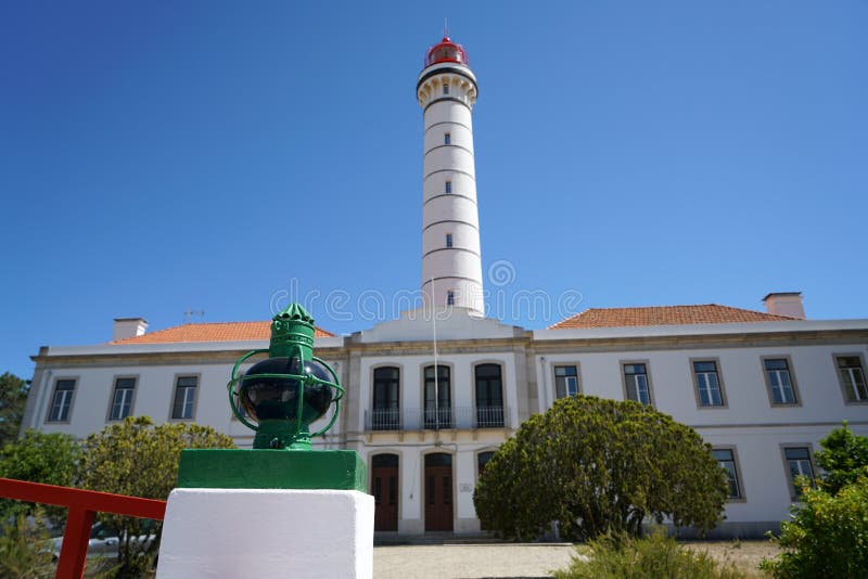 Tis ist ein Leuchtturm mit Leuchtturmhaus auf der Iberischen Halbinsel im Frühjahr