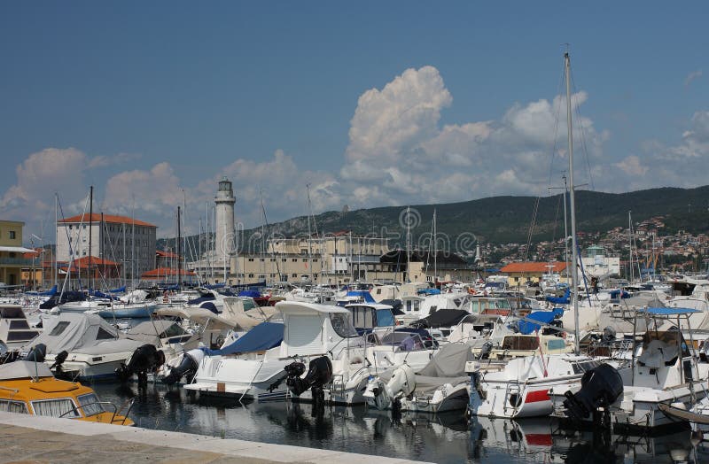 Leuchtturm, Motorboote und Segelboote im Hafen in Triest, Ital stockfotografie Leuchtturm, Motorboote und Segelboote im Hafen in Triest, Ital stockfotografie